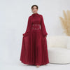 Un mannequin portant une longue abaya marron avec ceinture ornée.