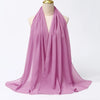 Fließender, fester rosa Chiffon-Hijabschal, um den Hals eines Mannequins drapiert.