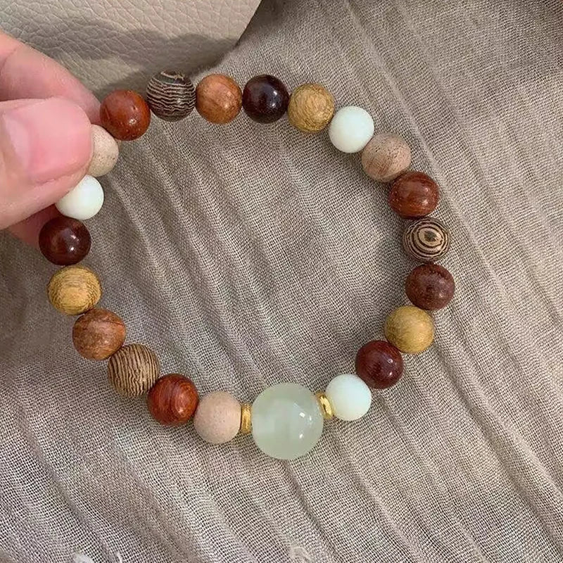 Handgefertigtes Holzperlenarmband mit braunen und cremefarbenen Perlen.