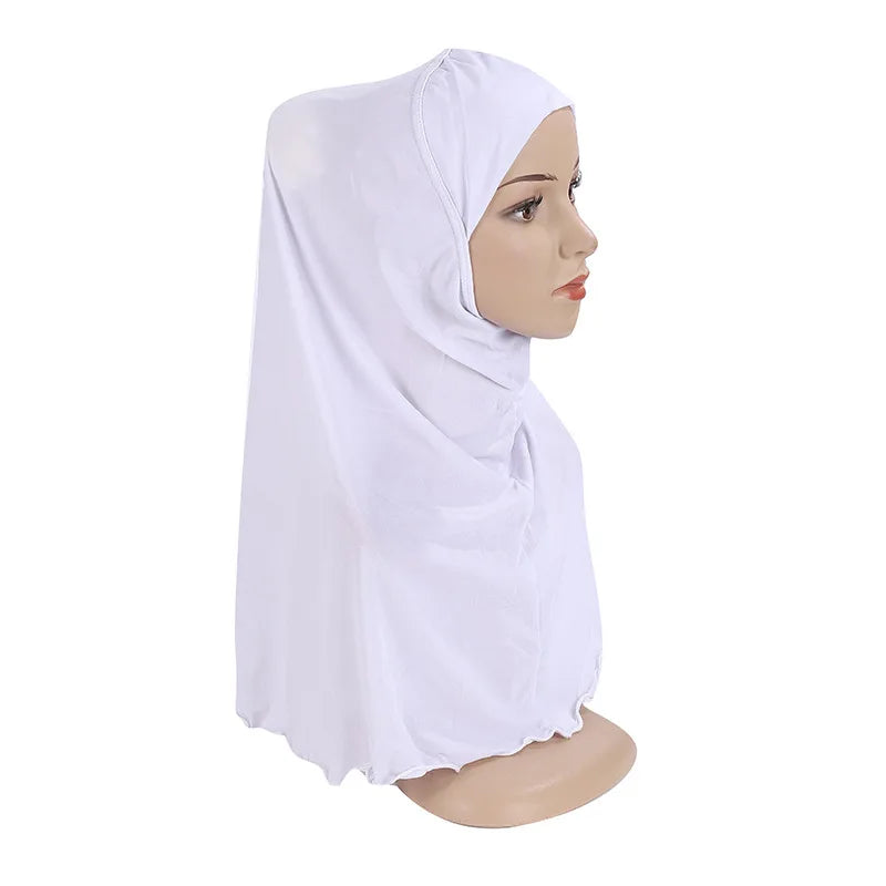Pañuelo de ramadan blanco para niños mostrado en maniquí.