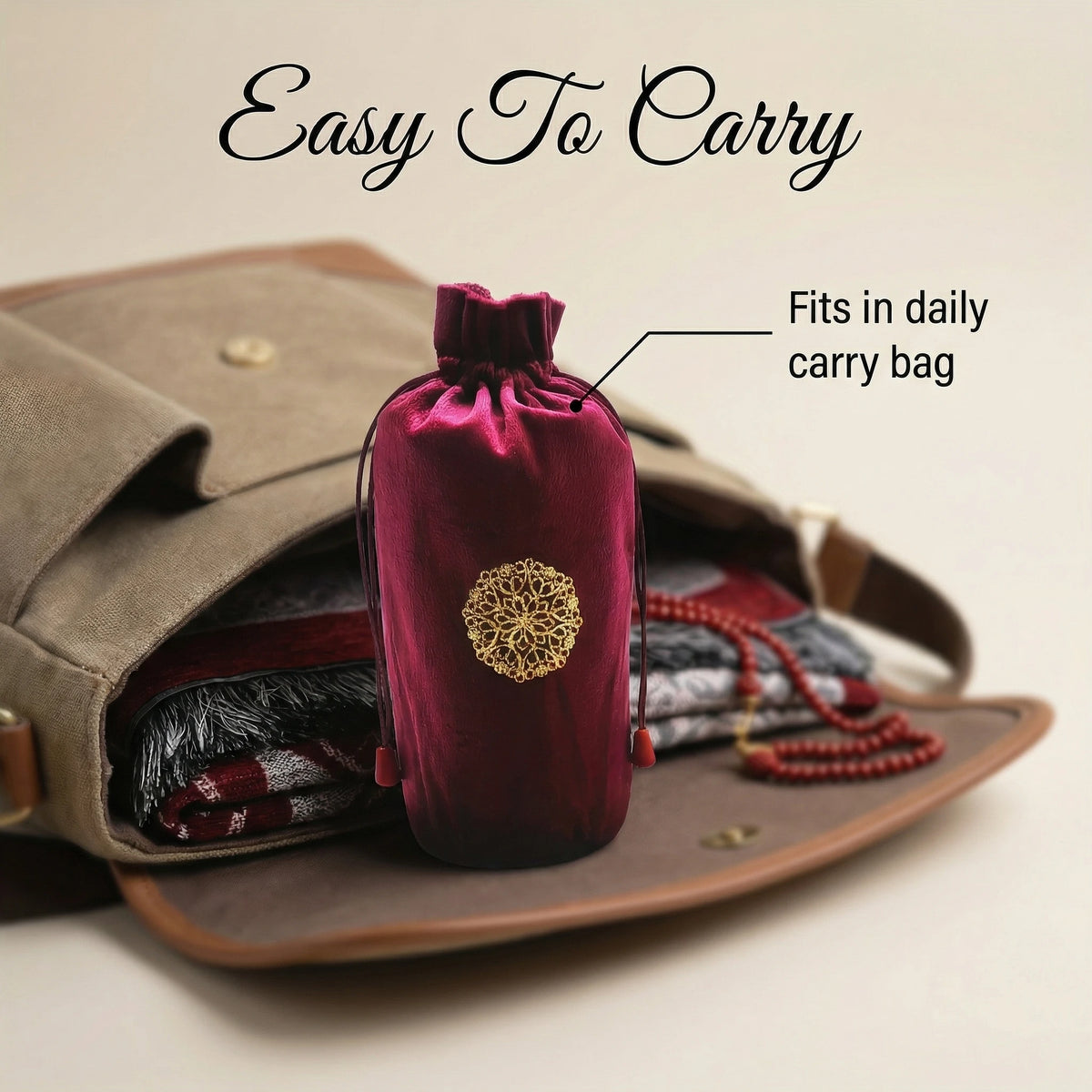 Ein tiefmagenta Samtbeutel passt in eine beige Ledertasche.