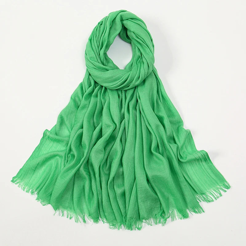Elegante pañuelo de hijab de bambú verde vibrante, drapeado y fluido