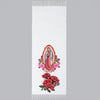 Una bufanda blanca con estampado personalizado de la Virgen de Guadalupe, rosas y un diseño de sol.