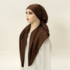 Ein Model trägt einen braunen Seidensatin-Instant-Hijabschal über Kopf und Hals.