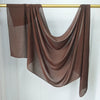 Foulard modal brun uni drapé suspendu sur une perche dorée.