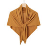 Foulard hijab triangle marron moutarde drapé et suspendu sur un cintre.