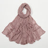 Étoffe crinklée de rayonne couleur rose poudré, châle drapé élégamment.