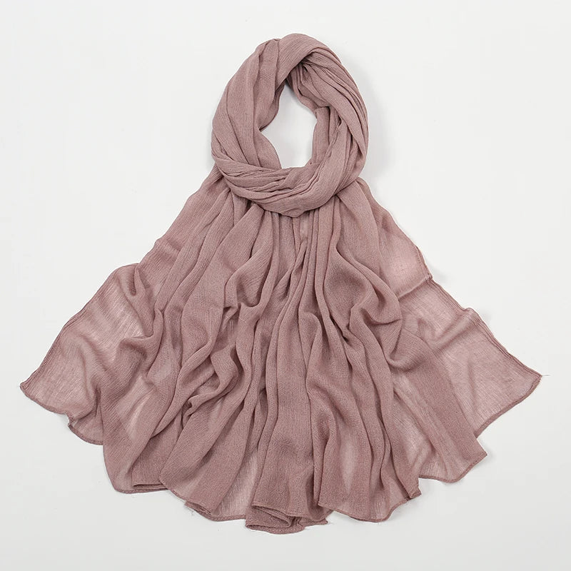 Étoffe crinklée de rayonne couleur rose poudré, châle drapé élégamment.