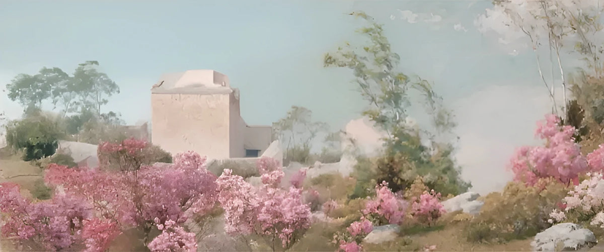 Weichgestellte Außenaufnahme mit rosa Blüten und einem hellen Gebäude unter einem blassen Himmel.