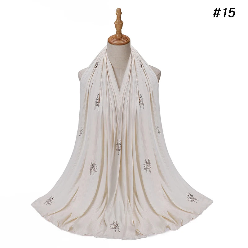 Beiger gerippter Jersey-Hijab-Schal auf einem Mannequin.