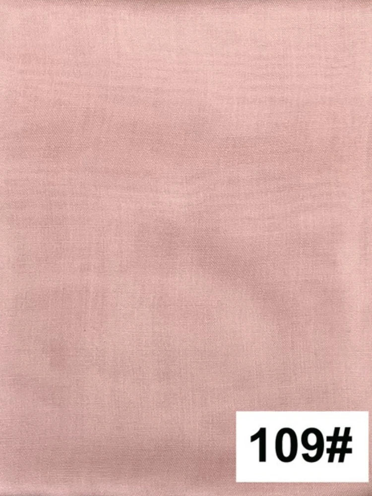 Gros plan sur un tissu de foulard modal de couleur rose poudré et doux.