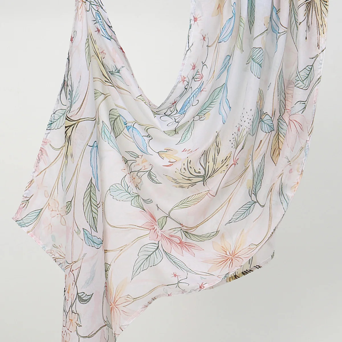 Fließender, hellfarbener Baumwoll-Viskose-Hijab-Schal mit zarter Blumen- und Blattmuster.