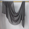 Foulard hijab uni gris foncé drapé sur un cintre or