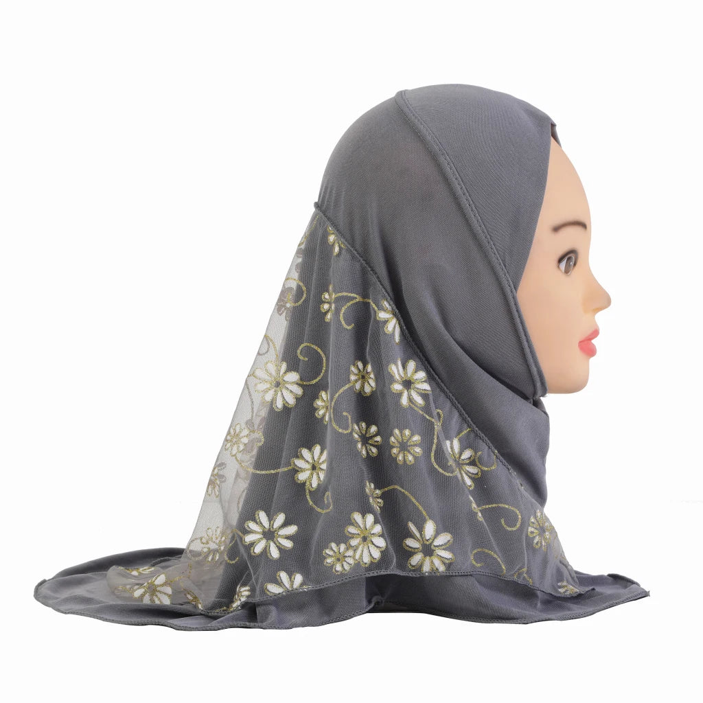 Graue Hijab-Mütze für Mädchen mit durchscheinendem Netzüberzug und kleinen Blumenmustern.