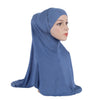 Una modelo vistiendo un pañuelo de hijab de algodón modal azul sólido.