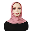 Una modelo vistiendo un hiyab instantáneo color rosa empolvado con maquillaje de ojos llamativo.
