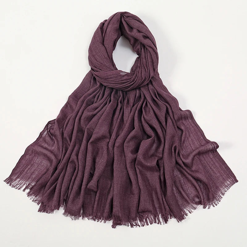 Elegante pañuelo de modal de bambú color ciruela profundo, drapeado y fluido