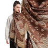Eine Frau modelliert einen eleganten braunen Paisley-Viskose-Hijabschal um ihren Hals und Schultern.