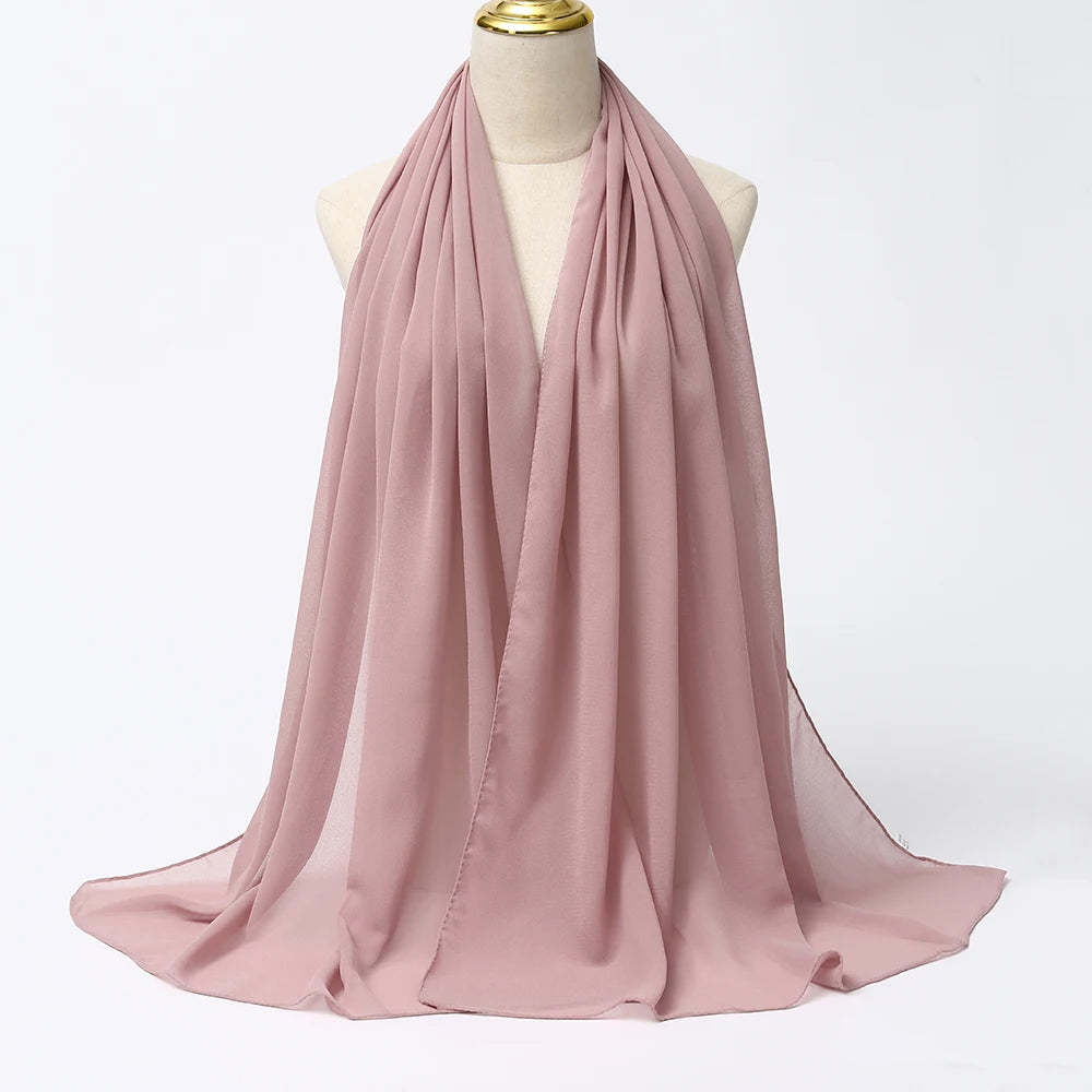 Fließender, fester mauvefarbener Chiffon-Hijab-Schal um den Hals einer Mannequin drapiert.