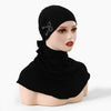 Un elegante gorro de hijab negro de cobertura total con lazo, usado por una modelo.