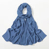 Weicher blauer Chiffon-Schal in fließender Form