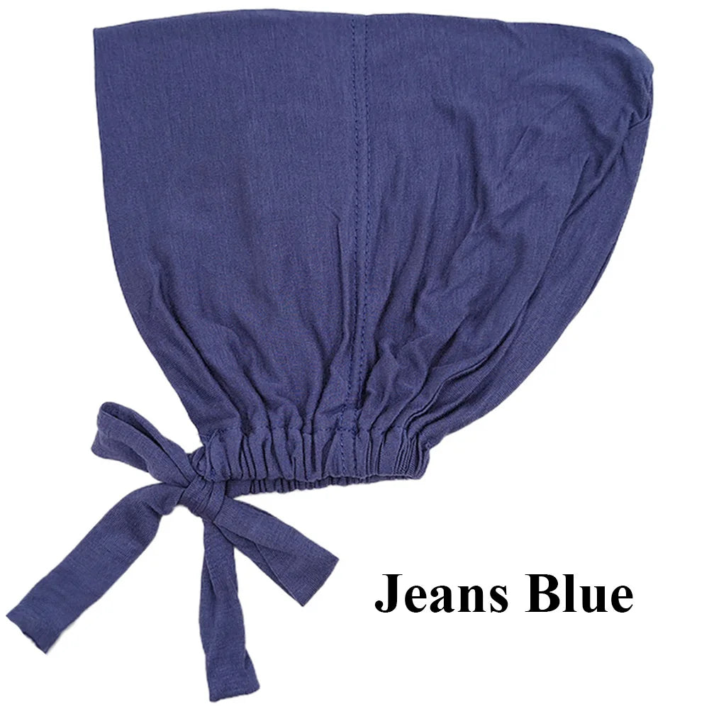 Pañuelo tipo turbante elegante de color azul marino doblado y atado