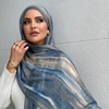 Una mujer vistiendo un pañuelo hijab con estampado acuarela azul y gris