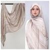 Eine Frau modelliert einen hellbeigen Aquarell-Ombré-gedruckten Rayon-Modal-Hijabschal über Kopf und Schultern.