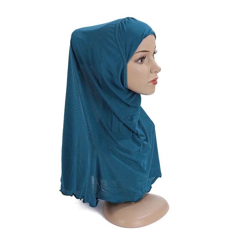 Bufanda niqab de Ramadán color verde azulado para niños drapeada sobre un maniquí.