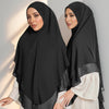Zwei Frauen tragen schwarze, doppelschichtige Chiffon-Instant-Hijabs