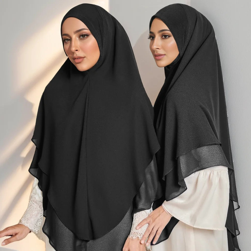 Zwei Frauen tragen schwarze, doppelschichtige Chiffon-Instant-Hijabs