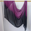 Pañuelo hijab de algodón rayón con degradado morado y negro, colgando en una barra de madera.
