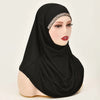 Eine Frau trägt einen schwarzen, sofort einsatzbereiten Hijab mit einem funkelnden Stirnband.