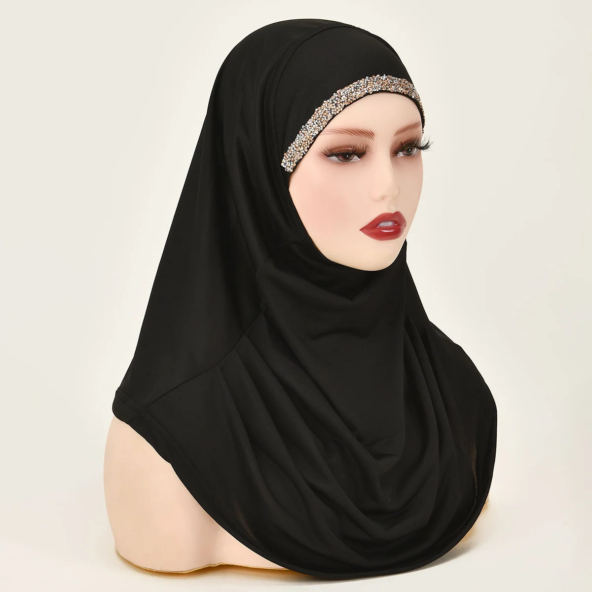 Eine Frau trägt einen schwarzen, sofort einsatzbereiten Hijab mit einem funkelnden Stirnband.