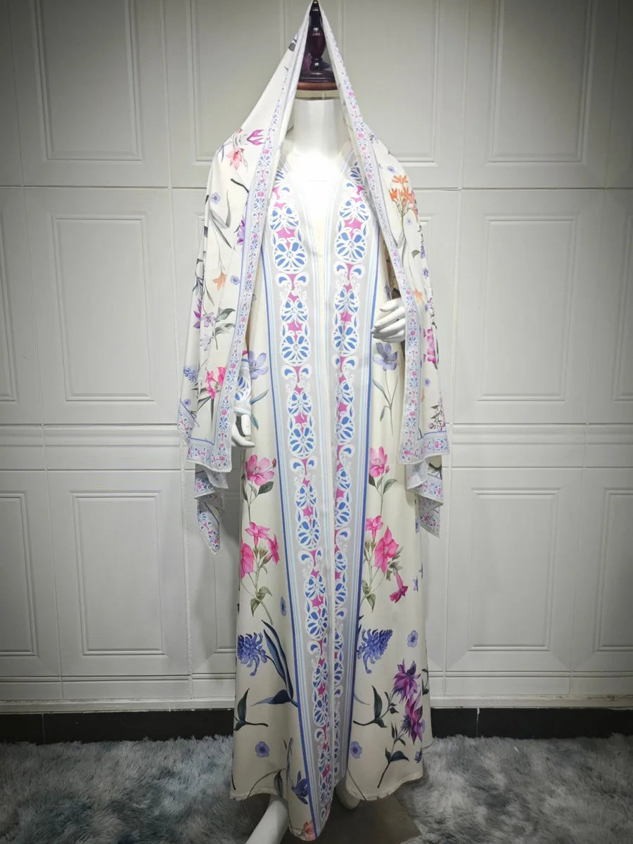 Vestido kaftan blanco maxi con estampado floral de flores rosa, azul y morado exhibido en maniquí.