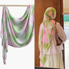 Rosa und grün aquarellierter Baumwoll-Modal-Hijab-Schal, aufgehängt.
