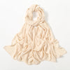 Helles beige Chiffon-Schal, drapiert als Hijab oder Tuch.