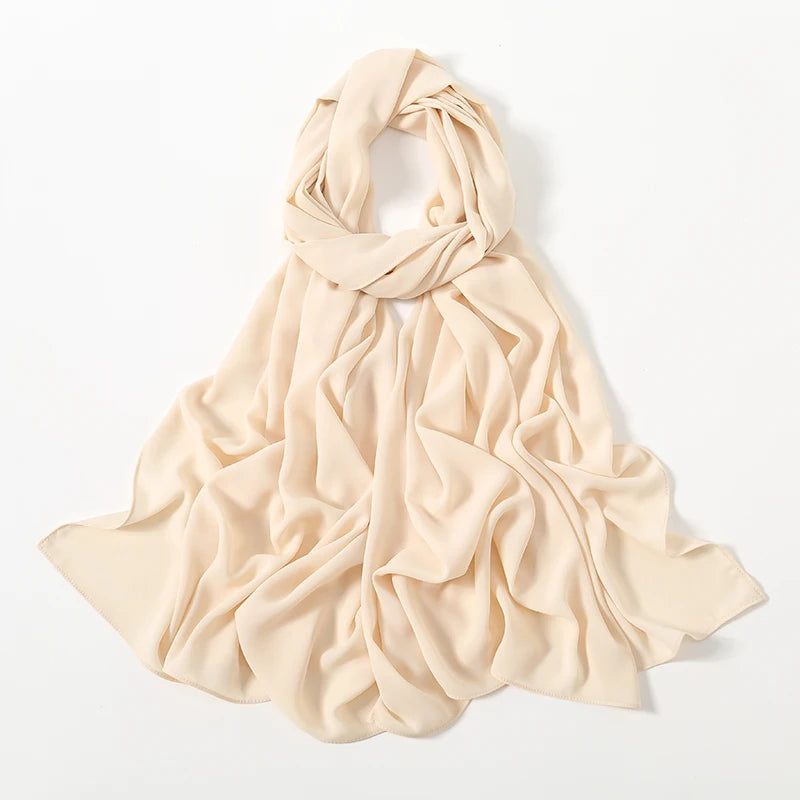 Helles beige Chiffon-Schal, drapiert als Hijab oder Tuch.