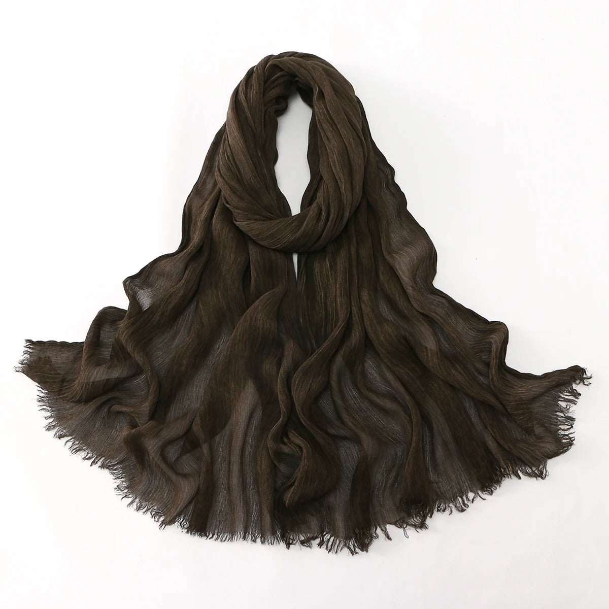 Foulard hijab en rayon marron foncé froissé, drapé élégamment.