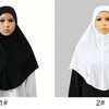 Deux modèles présentent des foulards de hijab brodés en or, un noir et un blanc.