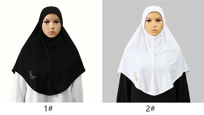 Deux modèles présentent des foulards de hijab brodés en or, un noir et un blanc.