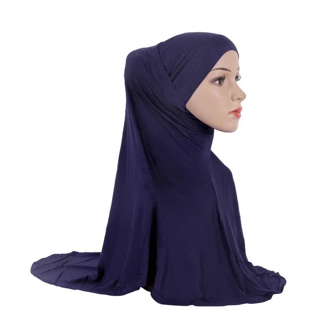 Pañuelo de algodón azul marino oscuro drapeado en la cabeza y los hombros de una modelo femenina.