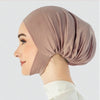 Une modèle portant un hijab de sous-voile beige uni, vue de profil.
