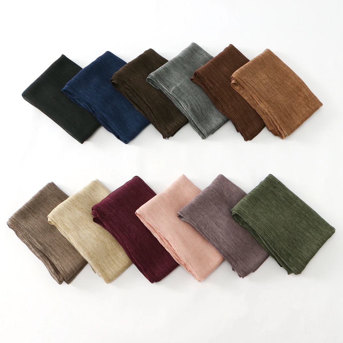 Une collection de dix foulards hijab en rayon crêpage dans diverses tons terreux et profonds.