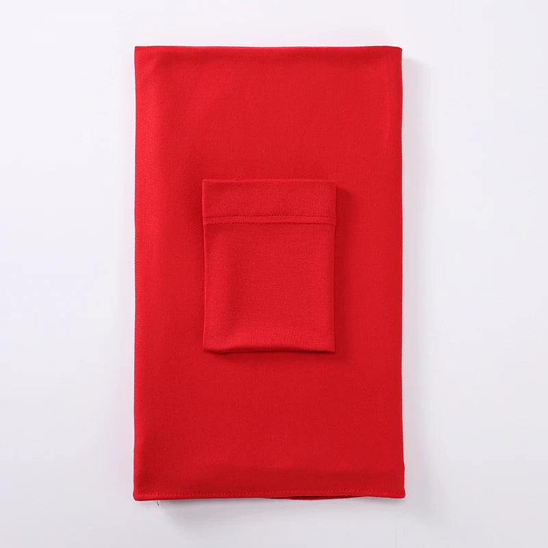 Un conjunto de hijab de dos piezas a juego, jersey rojo brillante con una bolsa doblada.