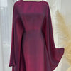 Una abaya de satén magenta intenso con corte batwing, exhibida en maniquí.