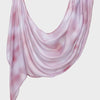 Durchsichtiger rosa und weißer Aquarelldruck, Leinen-Baumwoll-Hijab-Schal elegant drapiert.