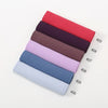 Eine Stapel von dreißig Premium-Chiffon-Hijab-Schals in verschiedenen Rosa-, Lila- und Blautönen.