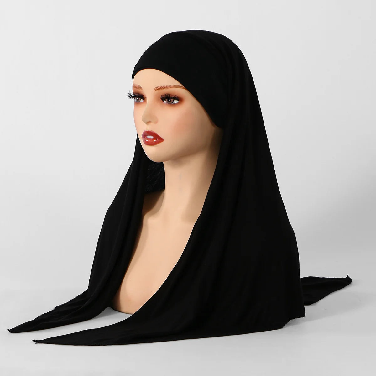 Une femme portant un élégant foulard hijab triangle noir.