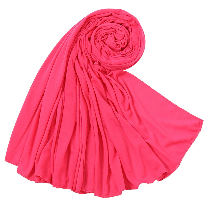 Helles pinkes Baumwoll-Jersey-Hijab-Tuch, aufgewickelt und drapiert